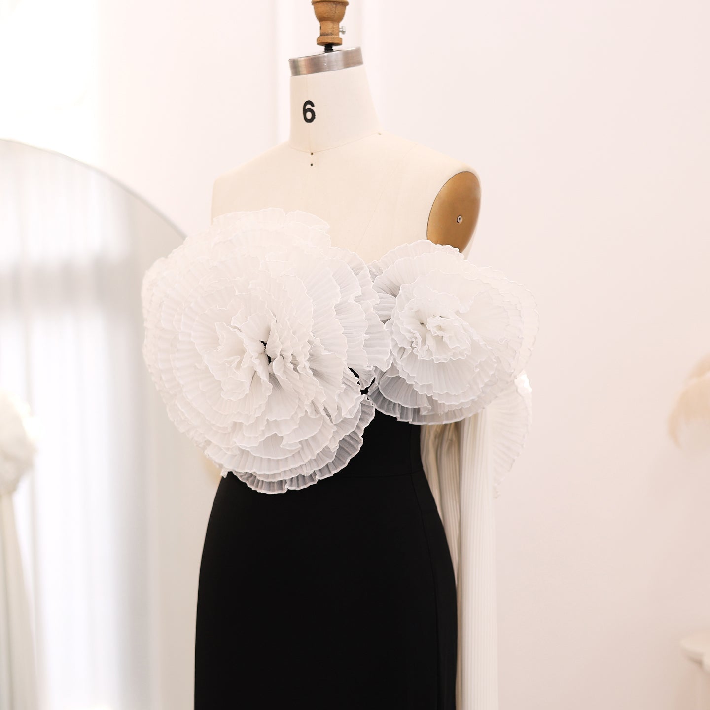 Elegant Black and White 3D Flowers Mermaid Dress with Cape SF018