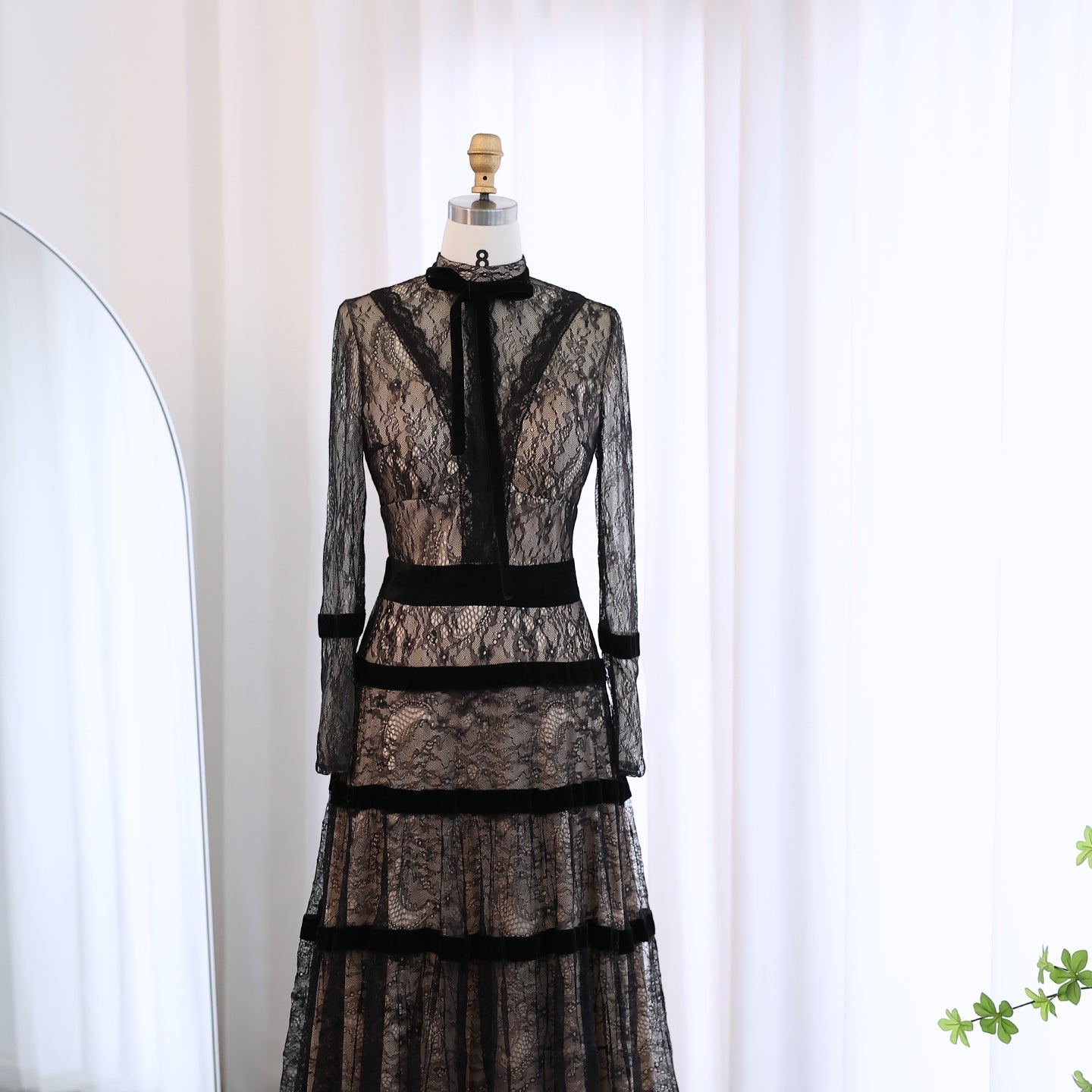 Elegant Black Lace Long Sleeves A-line Evening Dress SF023