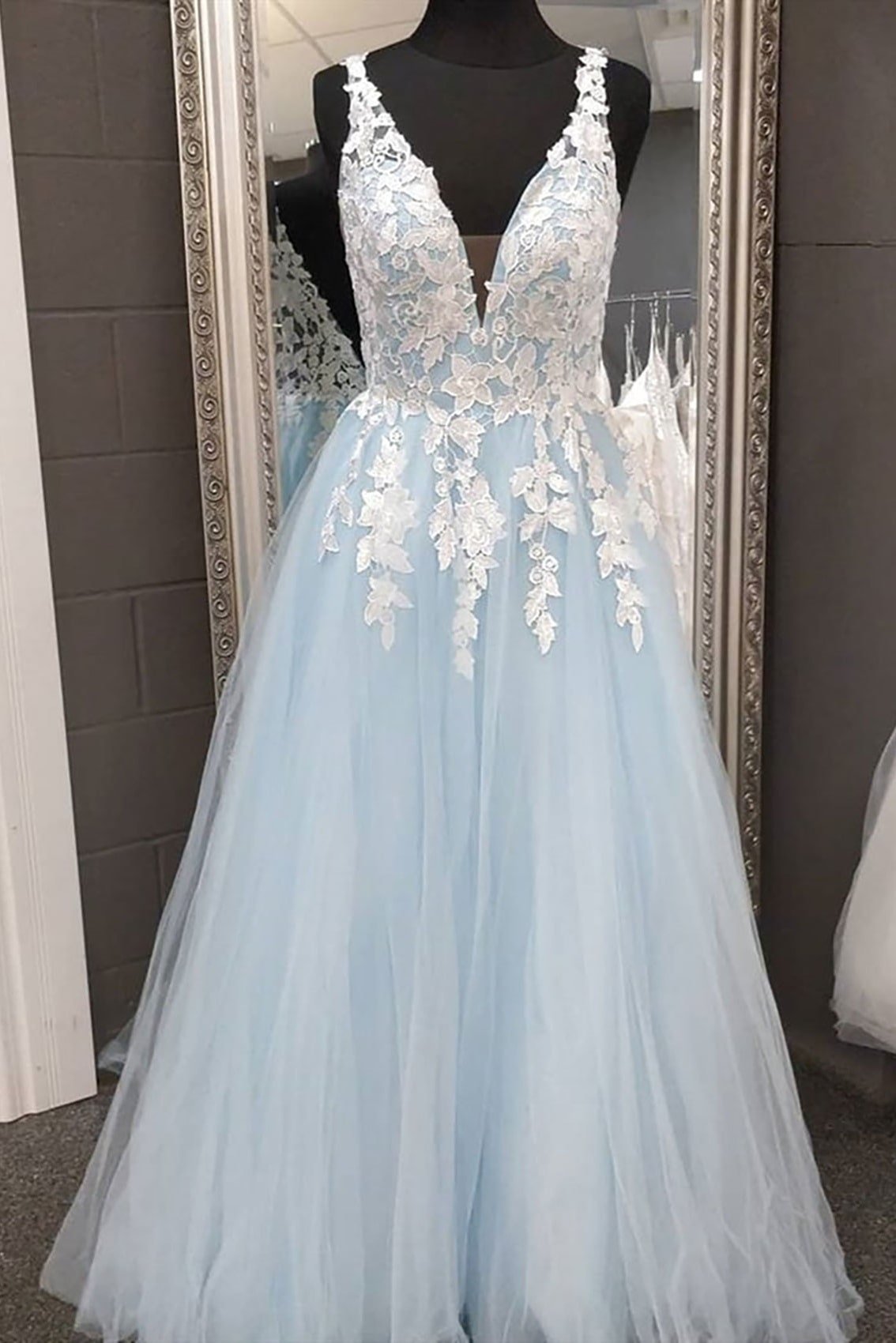 A-line V Neck Long/Floor-Length Tulle Prom Dresses With Appliqued Lace-469