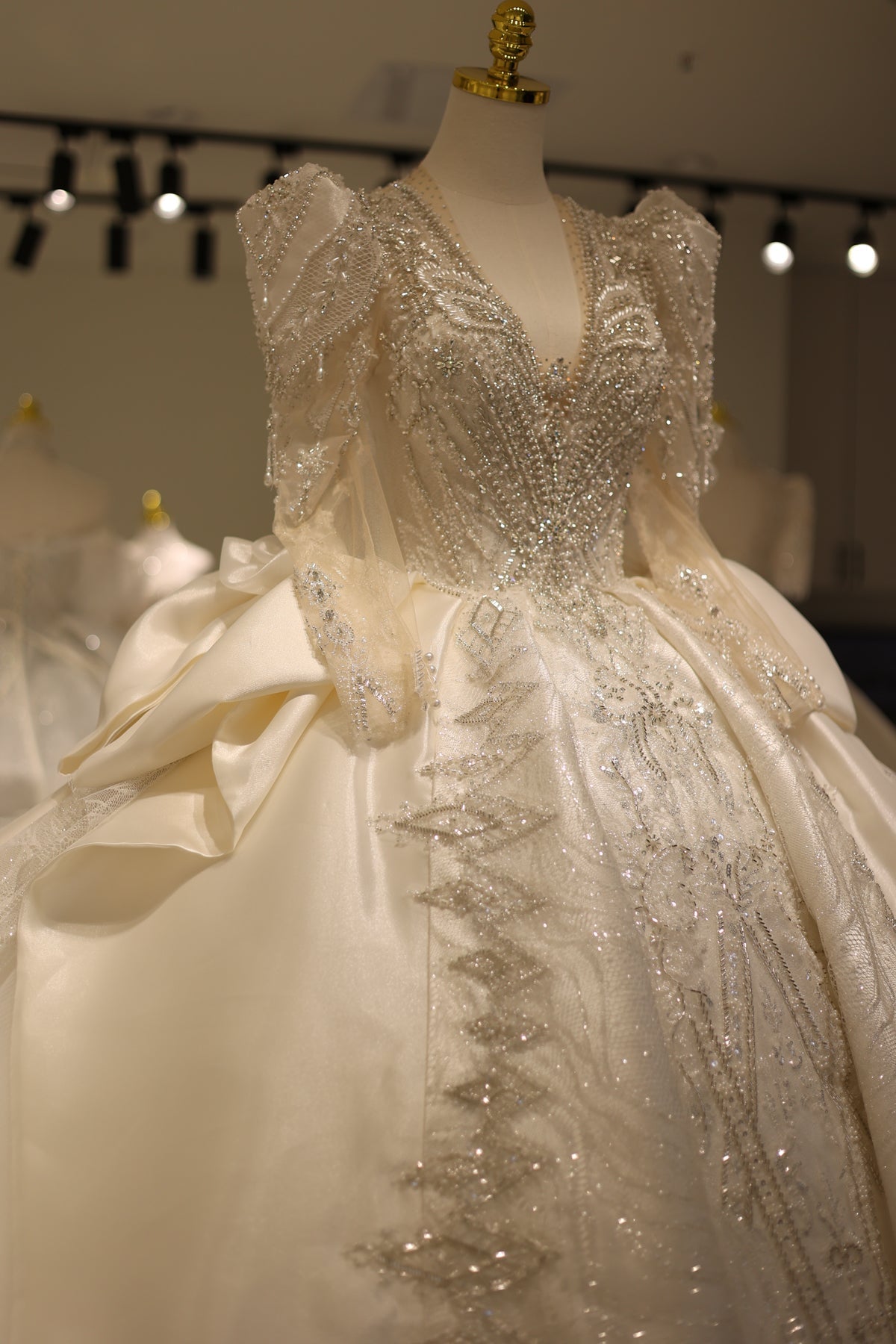 Vintage Satin Ball Gown V-Neck Long Sleeves Wedding Dress RS004