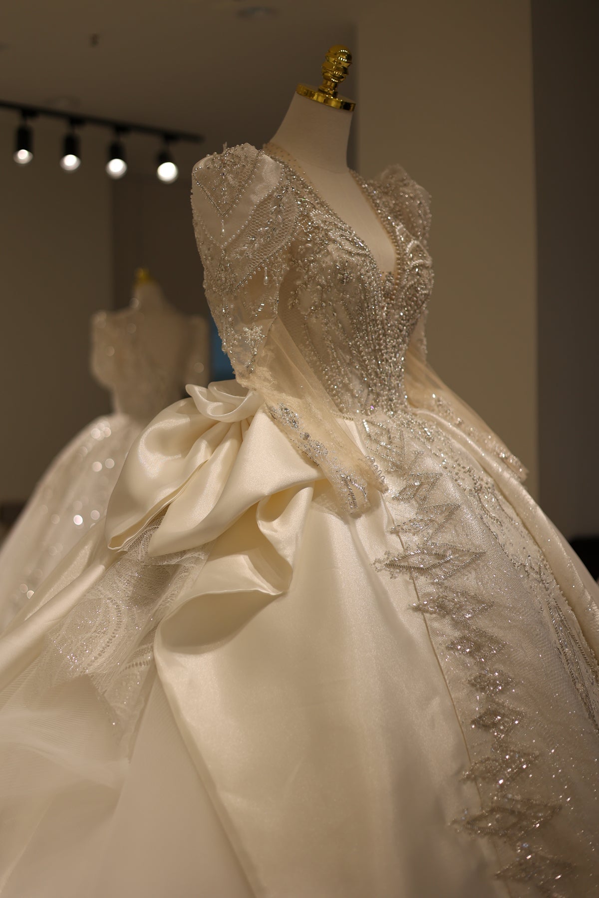 Vintage Satin Ball Gown V-Neck Long Sleeves Wedding Dress RS004