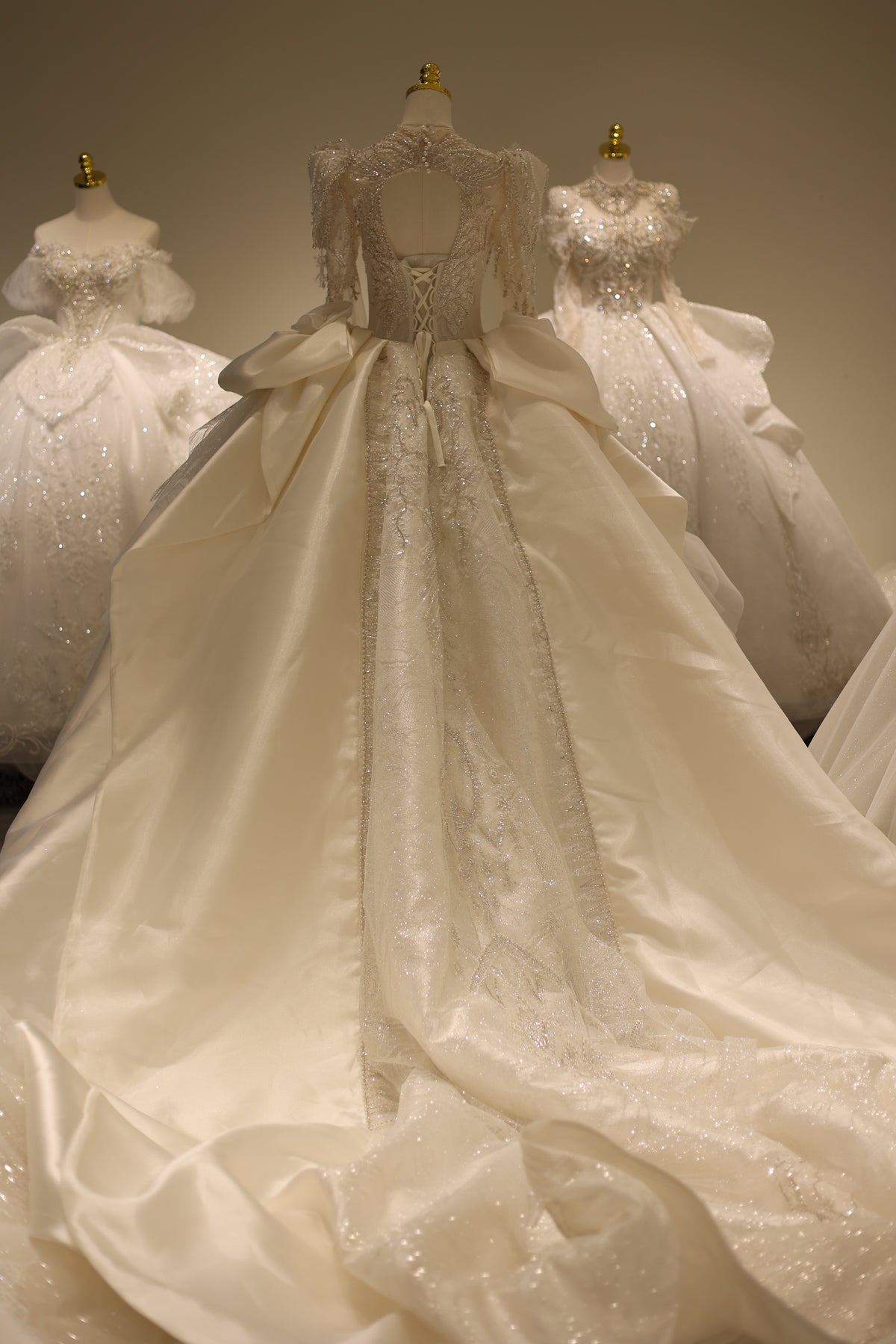 Vintage Satin Ball Gown V-Neck Long Sleeves Wedding Dress RS004