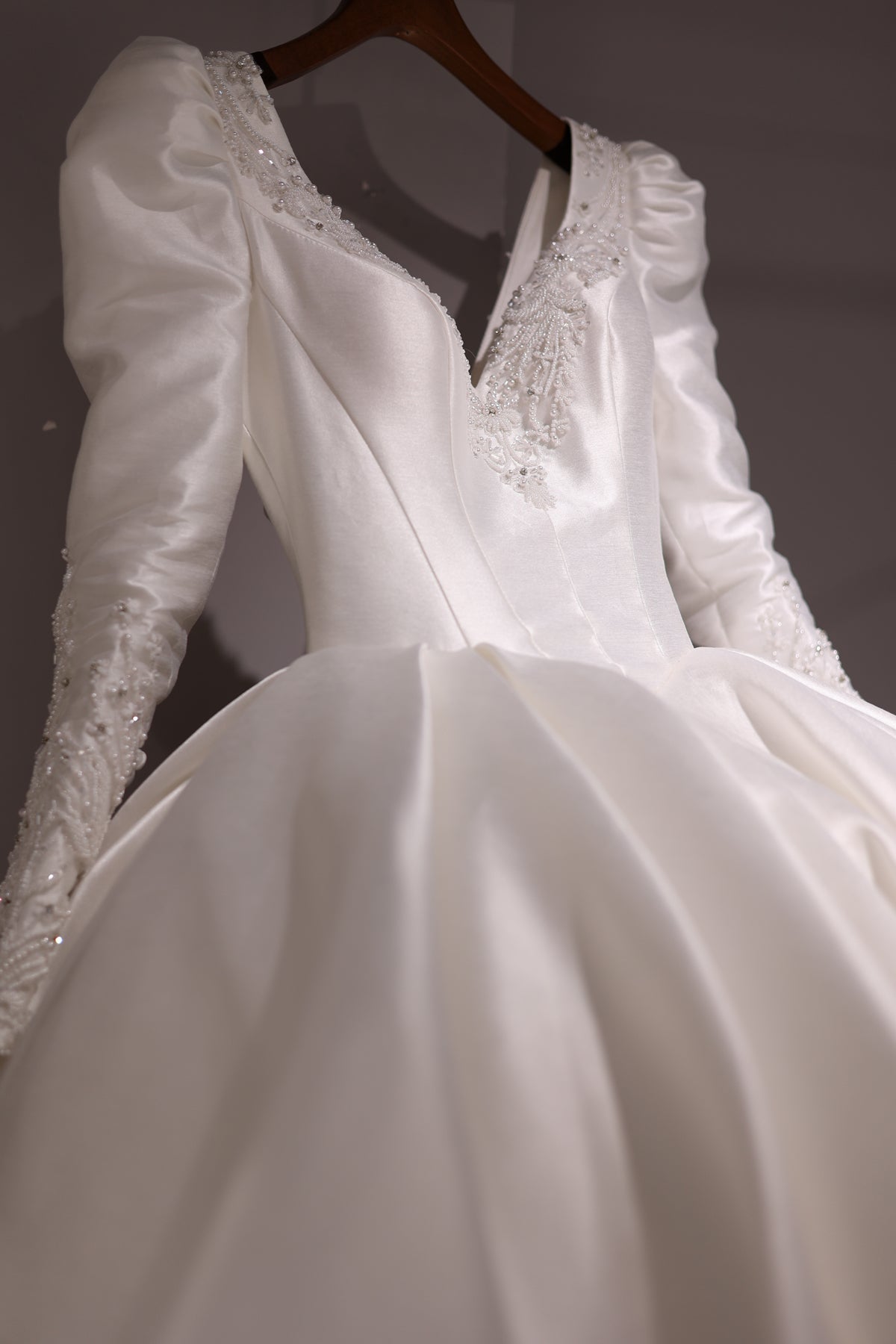 Luxury Off-White Long Sleeves  Ball Gown Wedding Dress RS009