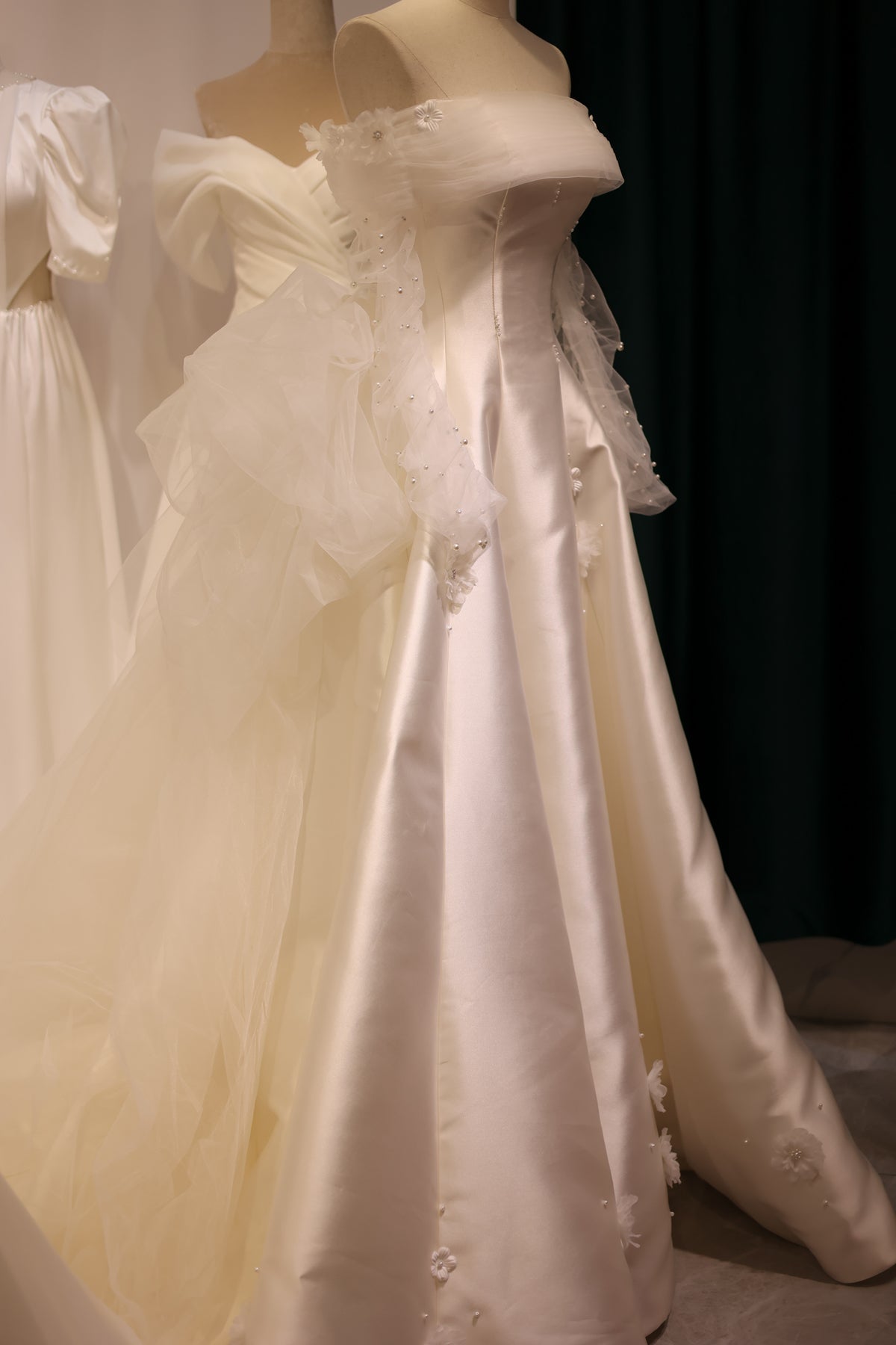 Exquisite 3D Floral Satin Wedding Dress Long Sleeve RS018