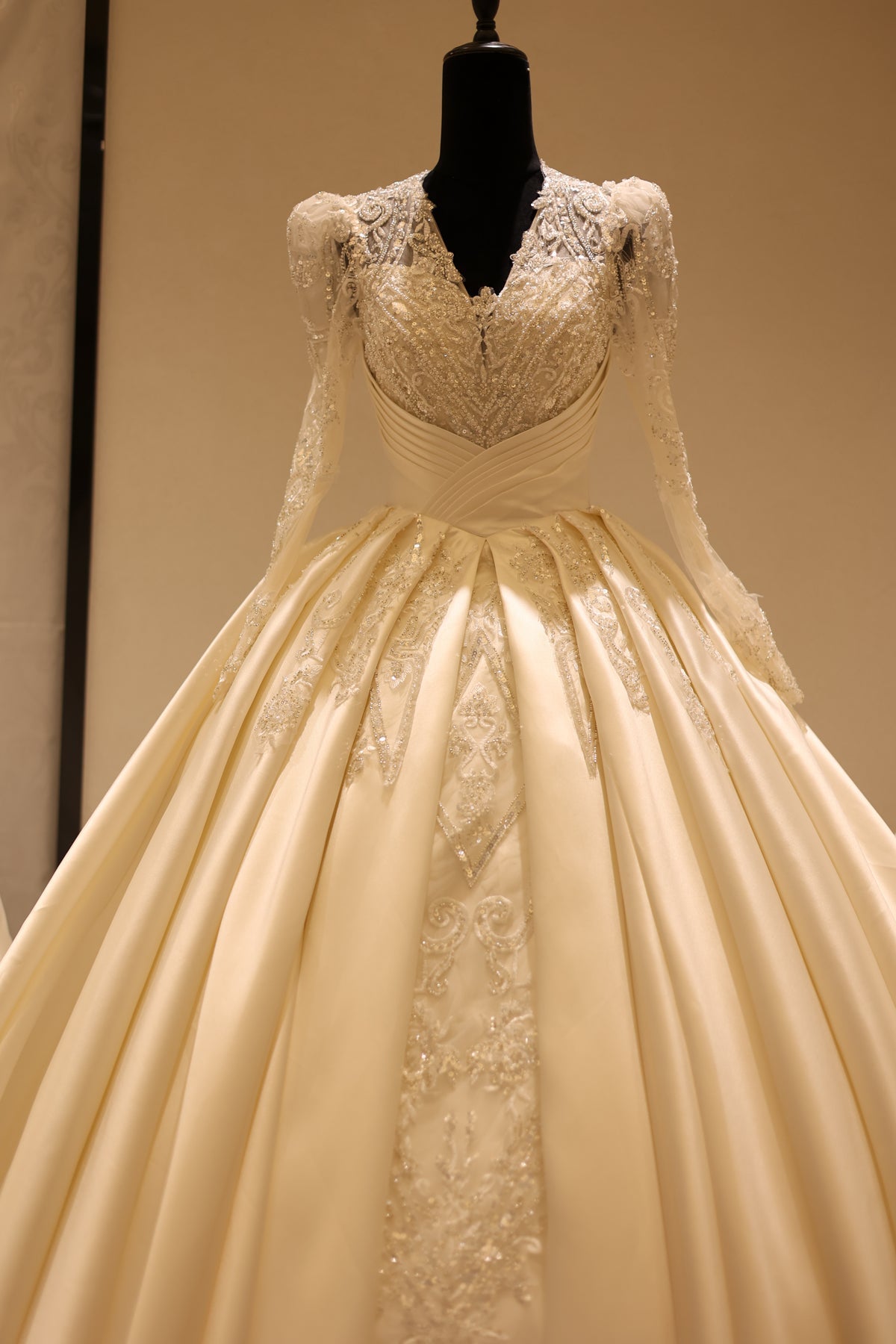 Vintage V-Neck Long Sleeve Satin Wedding Dress RS026