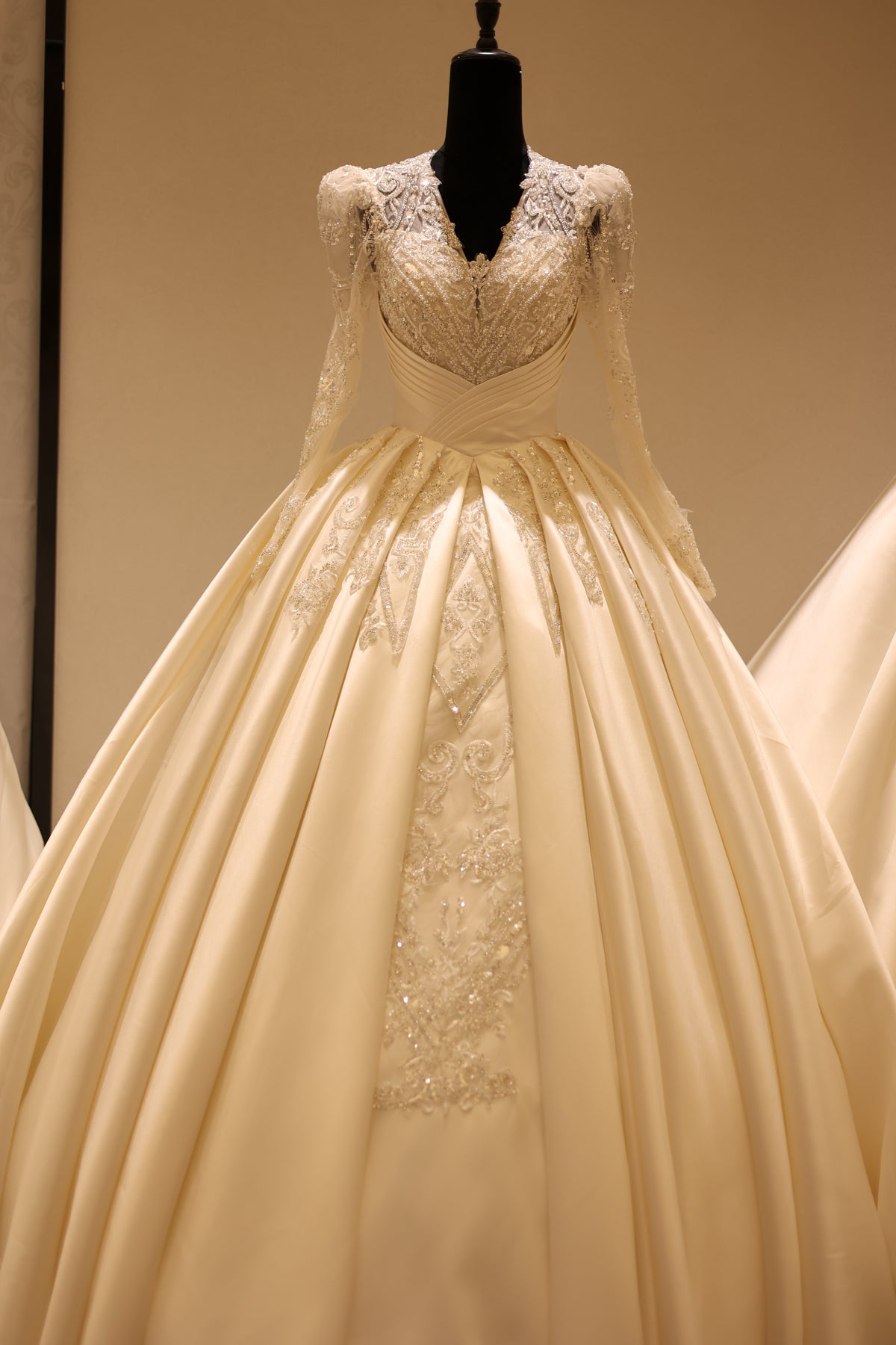 Vintage V-Neck Long Sleeve Satin Wedding Dress RS026