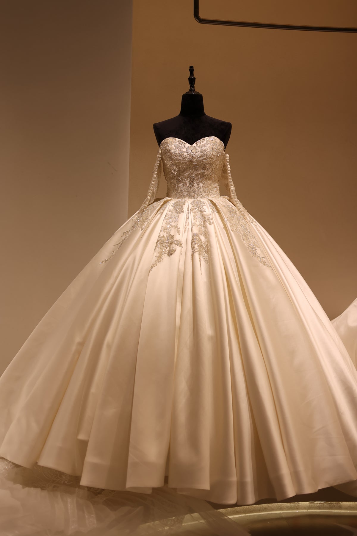 Luxury Sweetheart Satin Ball Gown Wedding Dress RS027