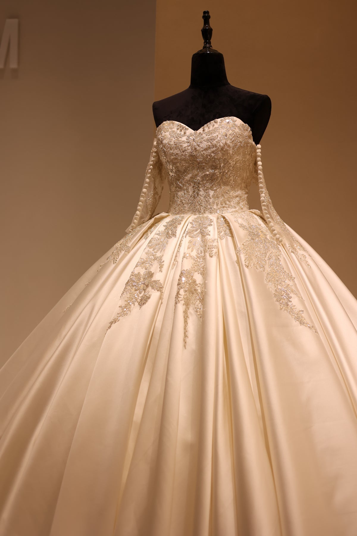 Luxury Sweetheart Satin Ball Gown Wedding Dress RS027