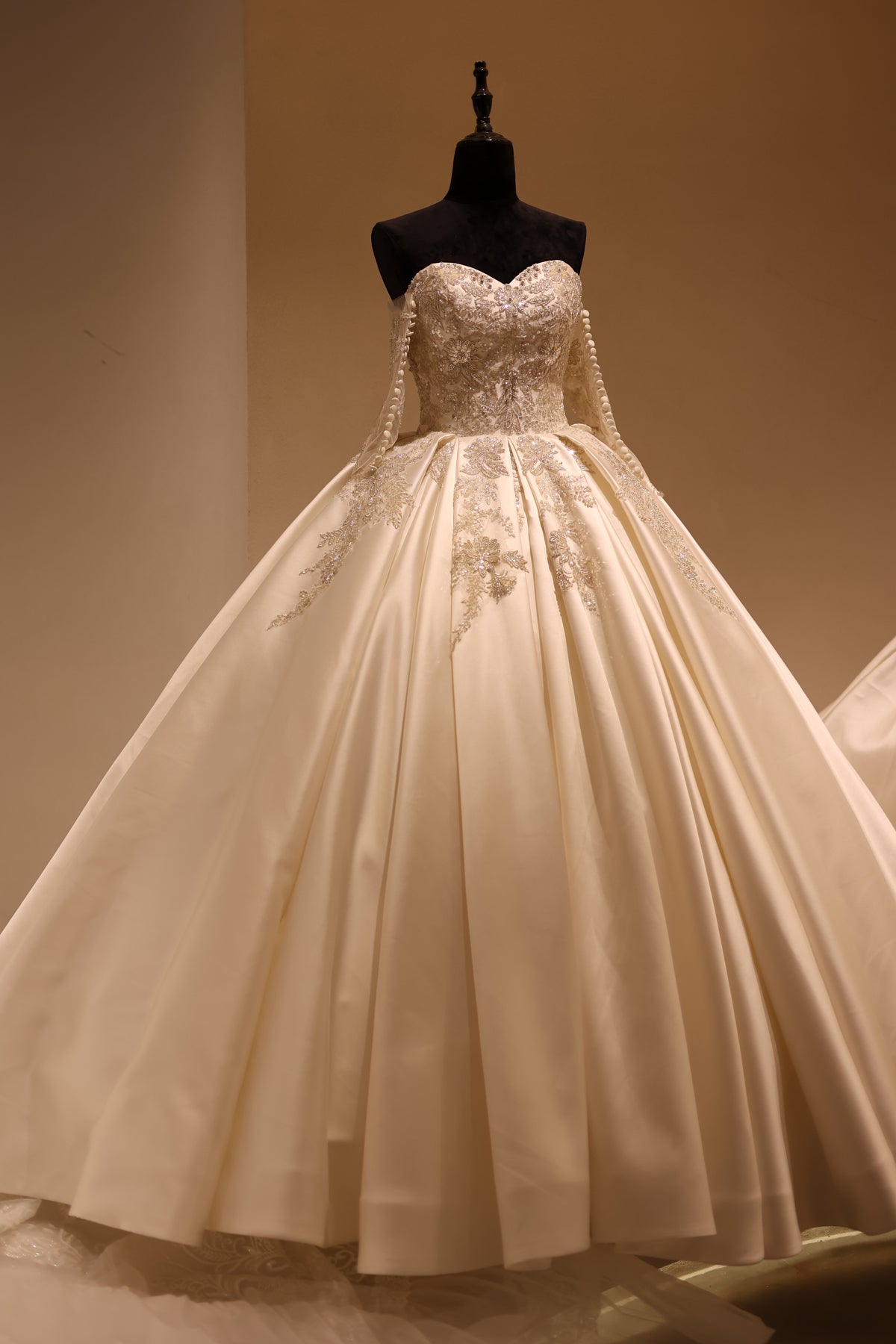 Luxury Sweetheart Satin Ball Gown Wedding Dress RS027