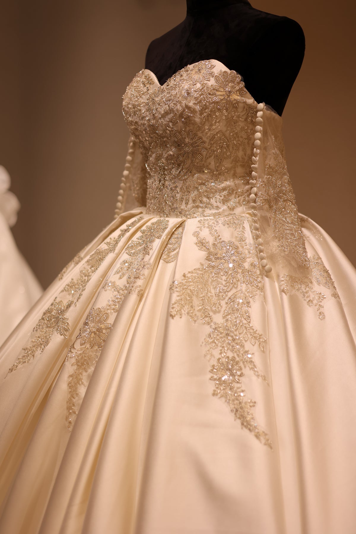 Luxury Sweetheart Satin Ball Gown Wedding Dress RS027