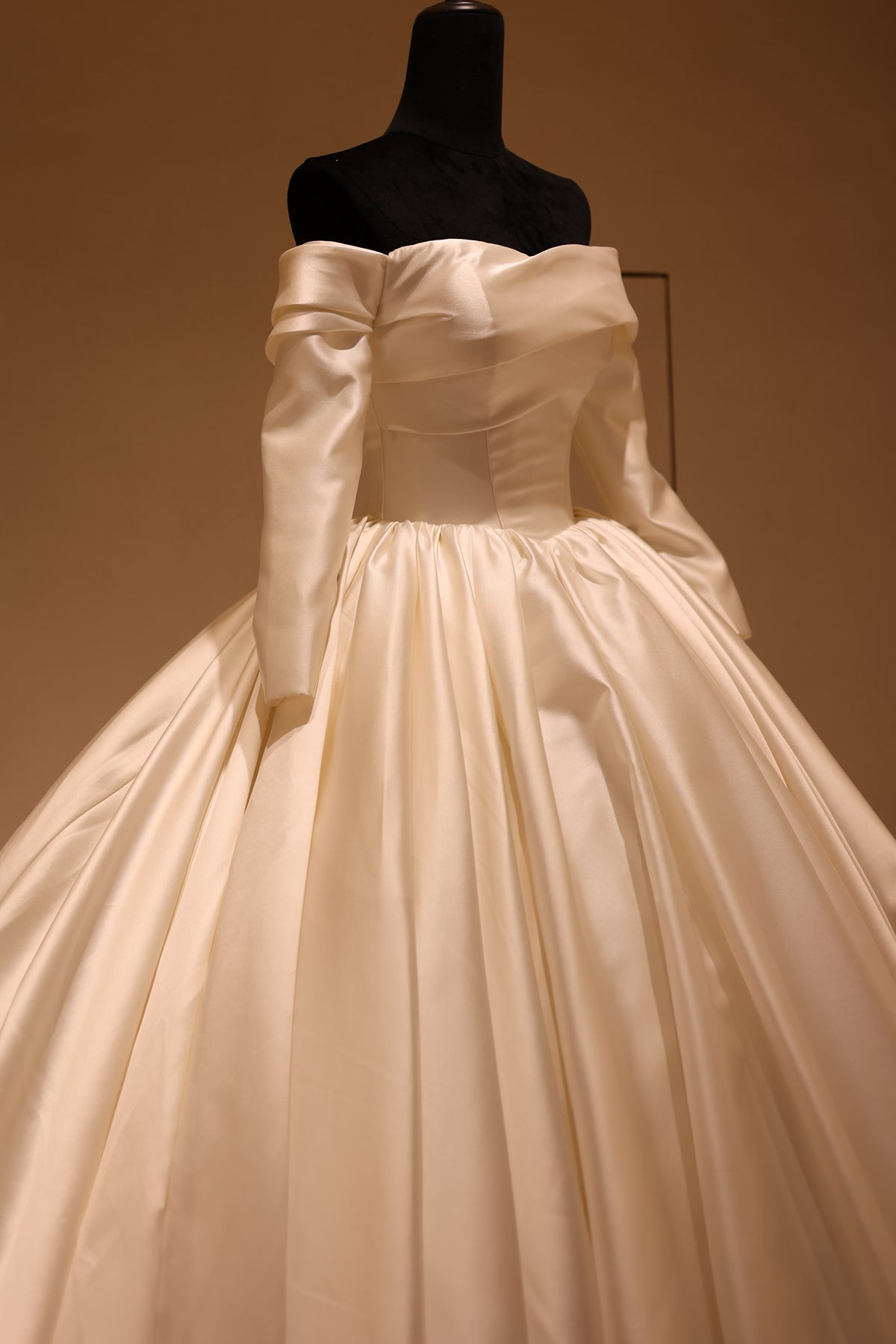 Luxury  Off-Shoulder Long Sleeve Ball Gown Wedding Dress RS031