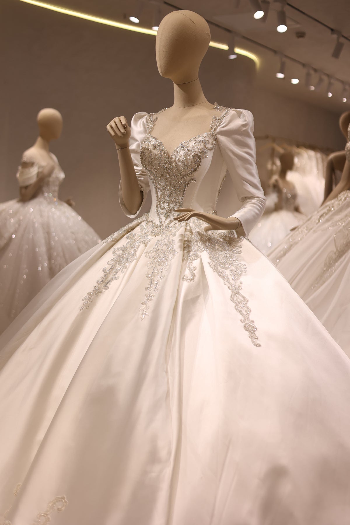 Luxury Off-White Satin Ball Gown Wedding Dress RS035