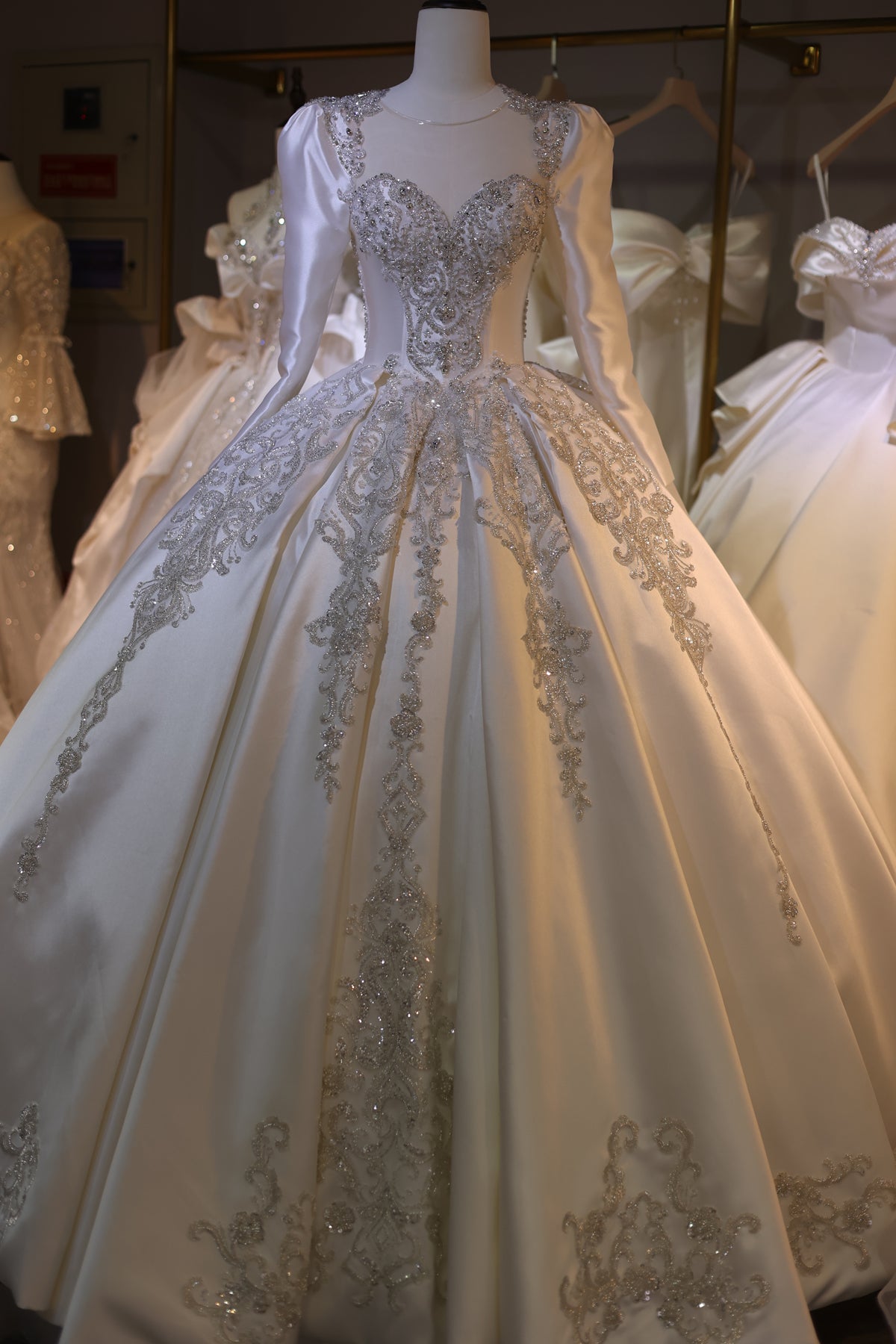 Luxury Off-White Long Sleeve Ball Gown Wedding Dress RS032