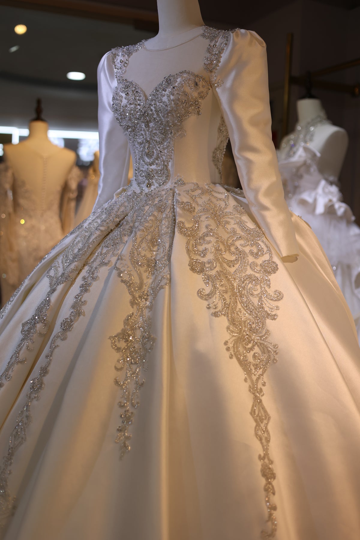 Luxury Off-White Long Sleeve Ball Gown Wedding Dress RS032