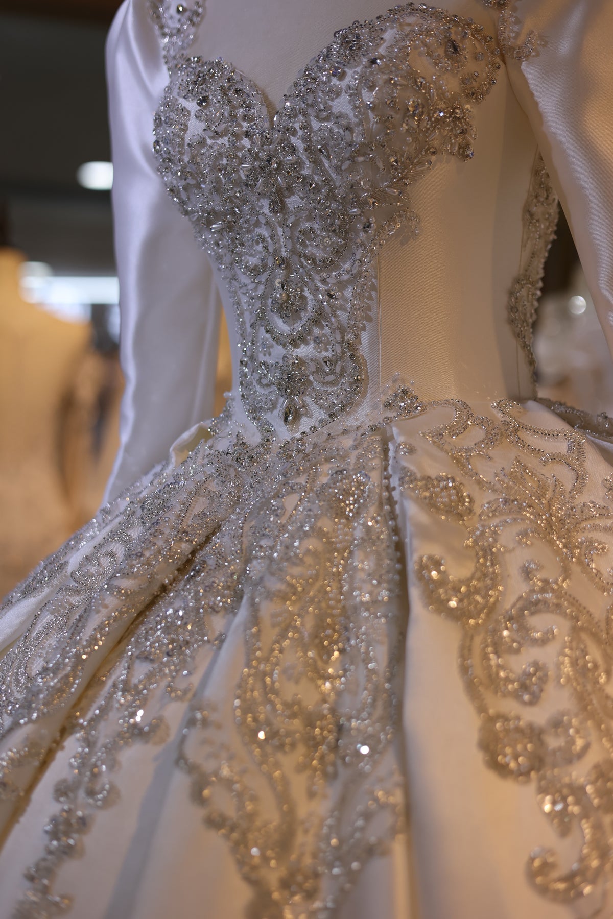 Luxury Off-White Long Sleeve Ball Gown Wedding Dress RS032