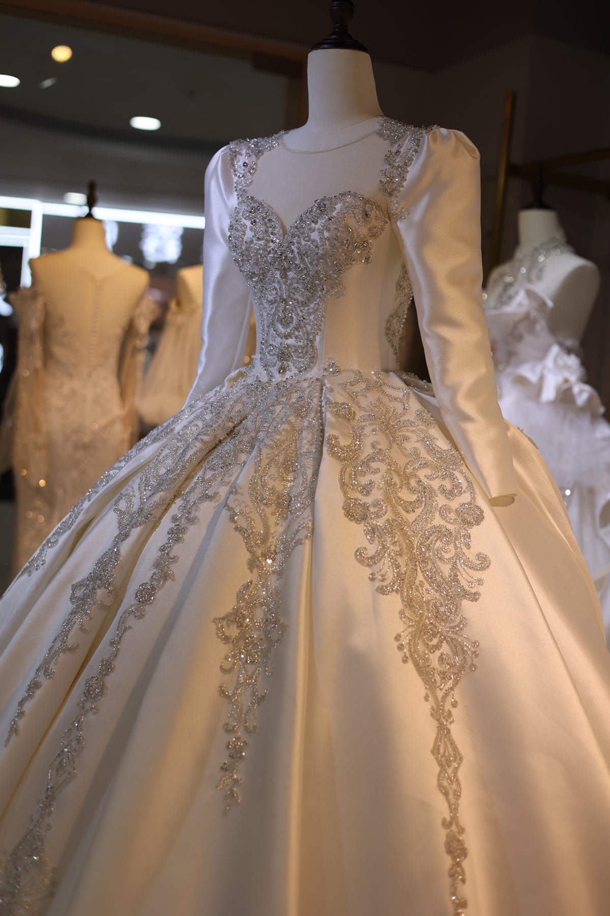 Luxury Off-White Long Sleeve Ball Gown Wedding Dress RS032