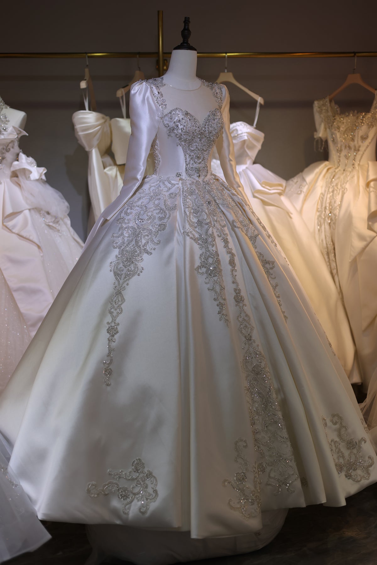 Luxury Off-White Long Sleeve Ball Gown Wedding Dress RS032