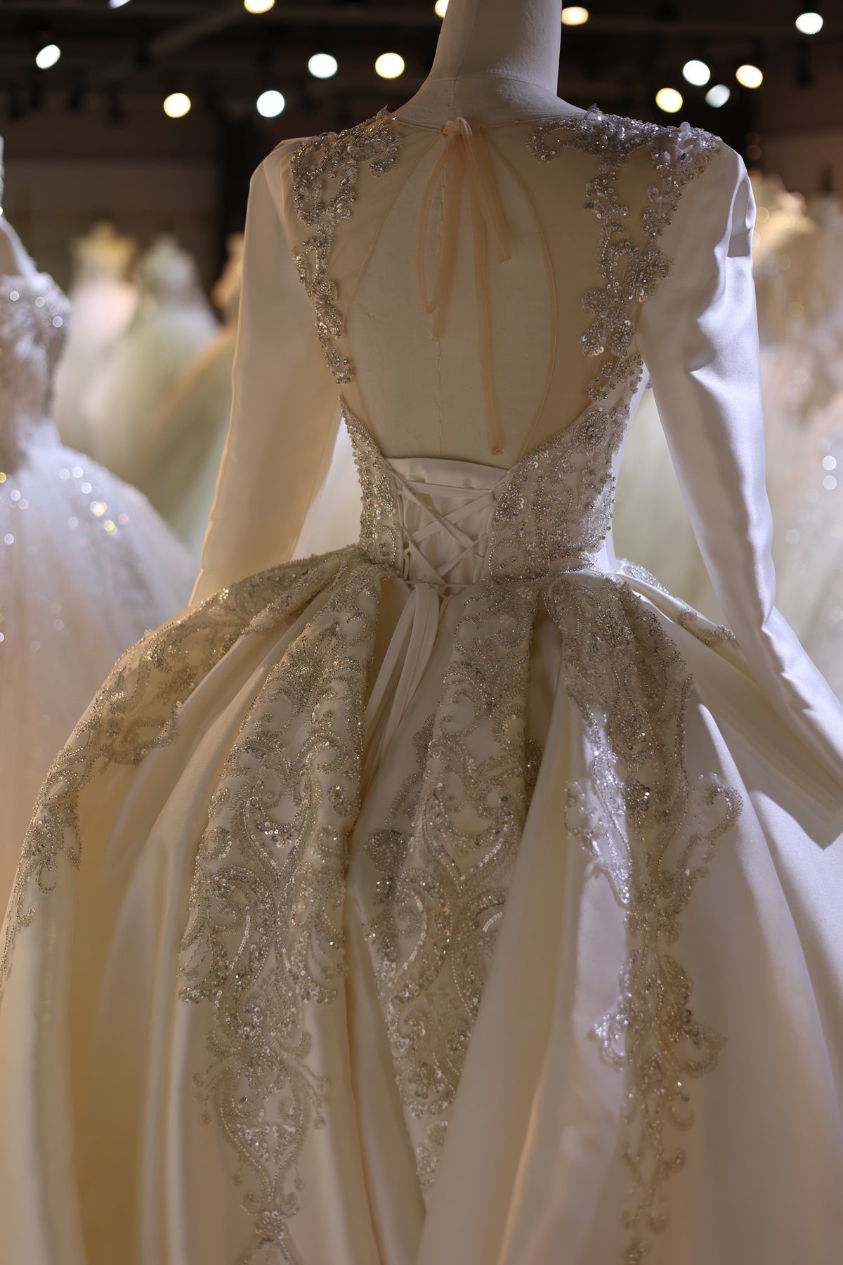 Luxury Off-White Long Sleeve Ball Gown Wedding Dress RS032