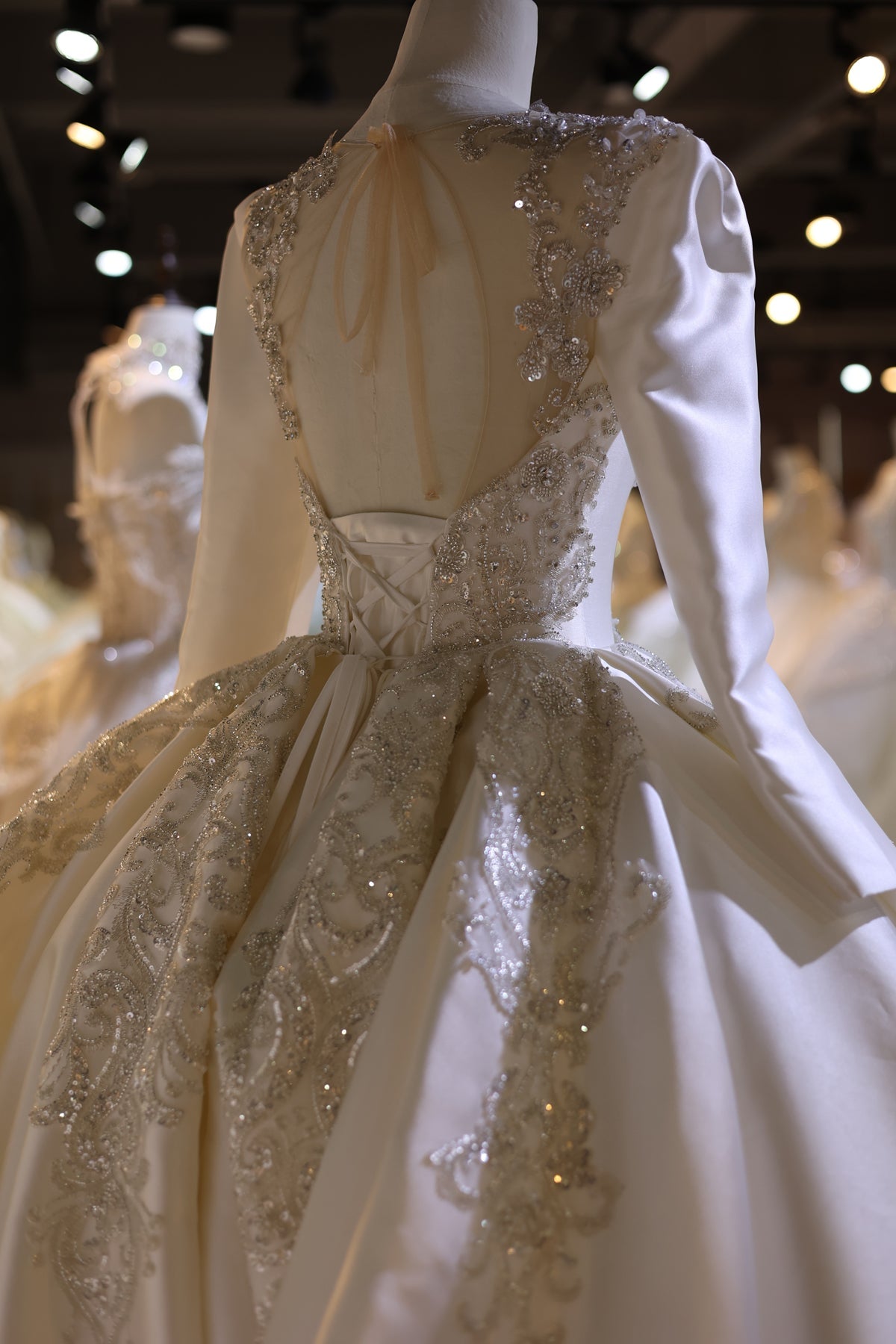 Luxury Off-White Long Sleeve Ball Gown Wedding Dress RS032