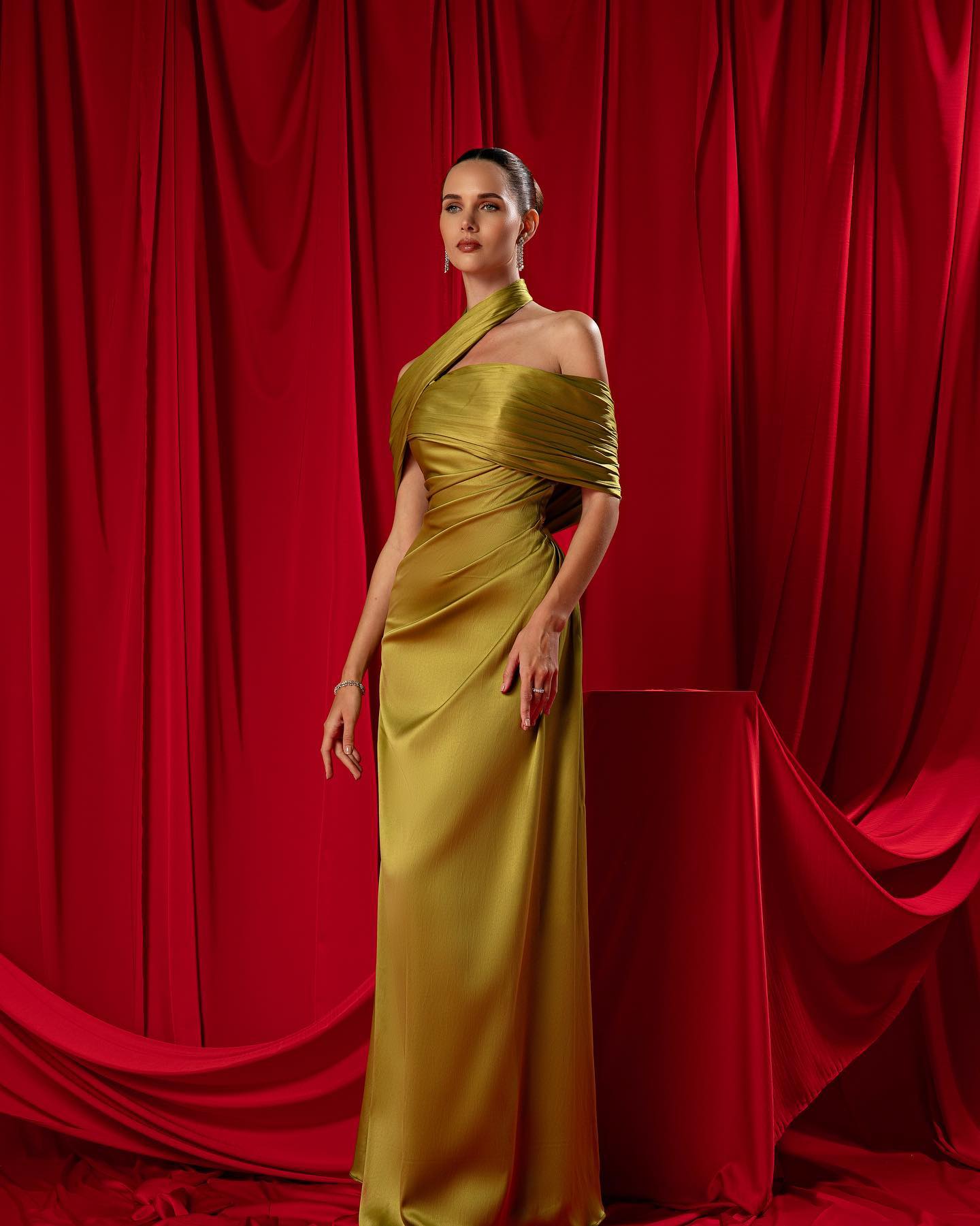 Elegant  Halter Gold Off Shoulder Evening Dress SF053