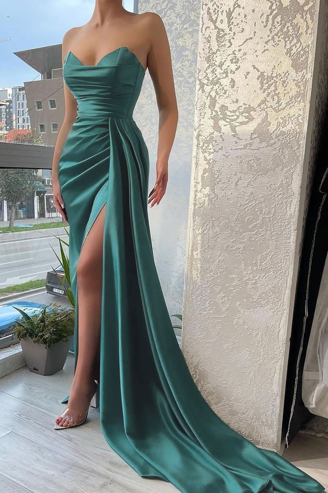 Trumpet/Mermaid Sweetheart Strapless Court Train Satin Prom Dress With Pleated Split