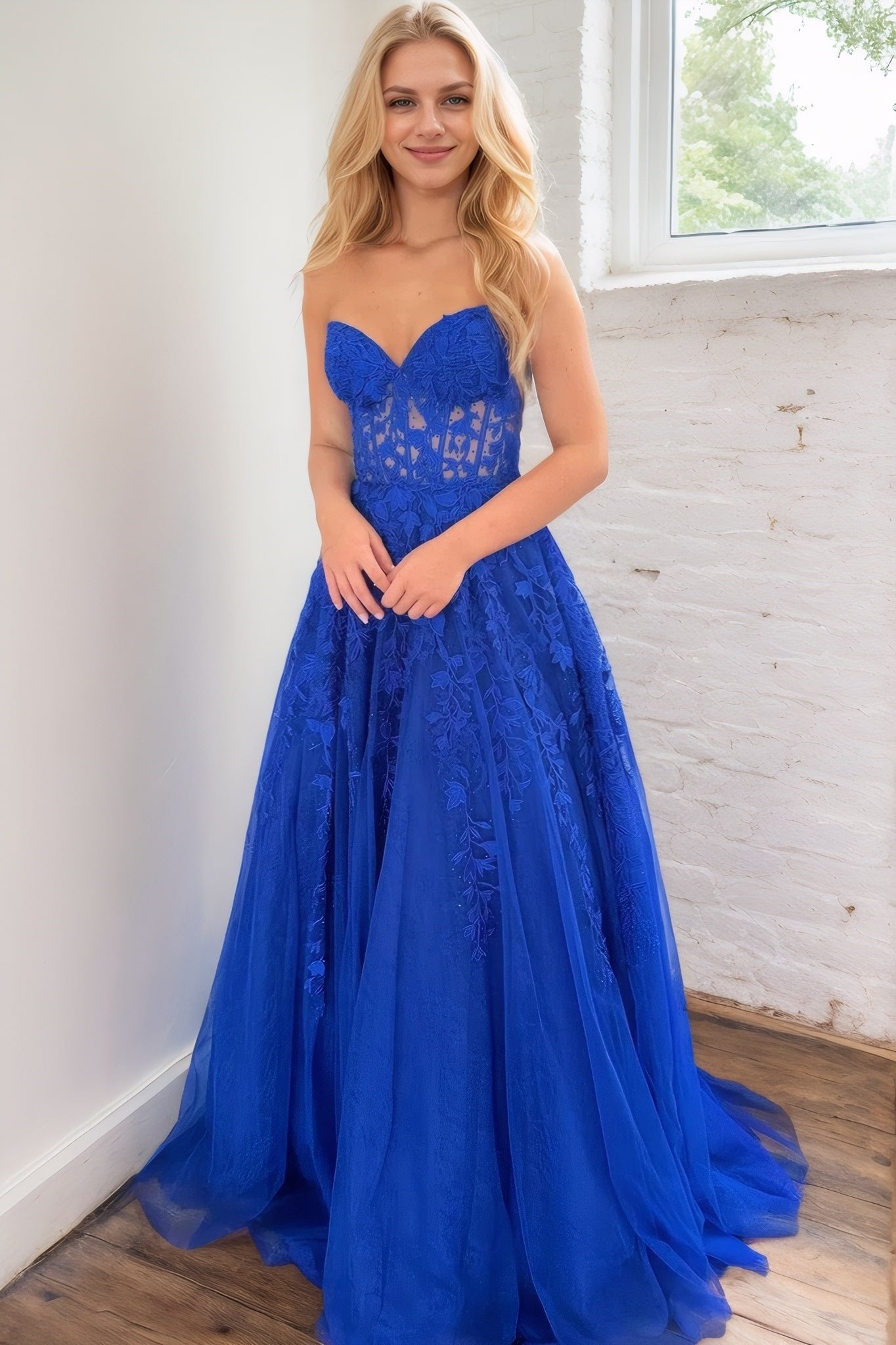 A-line/Princess Sweetheart Sleeveless Tulle Sweep Train Prom Dress With Appliqued-804