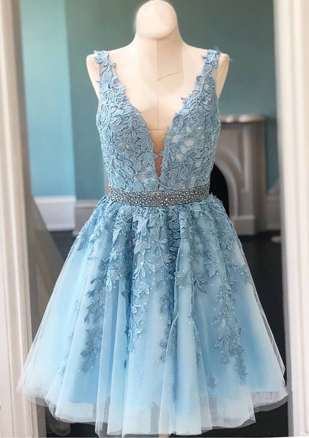 Short/Mini A-line V Neck Lace Tulle Homecoming Dress With Appliqued Beading-646