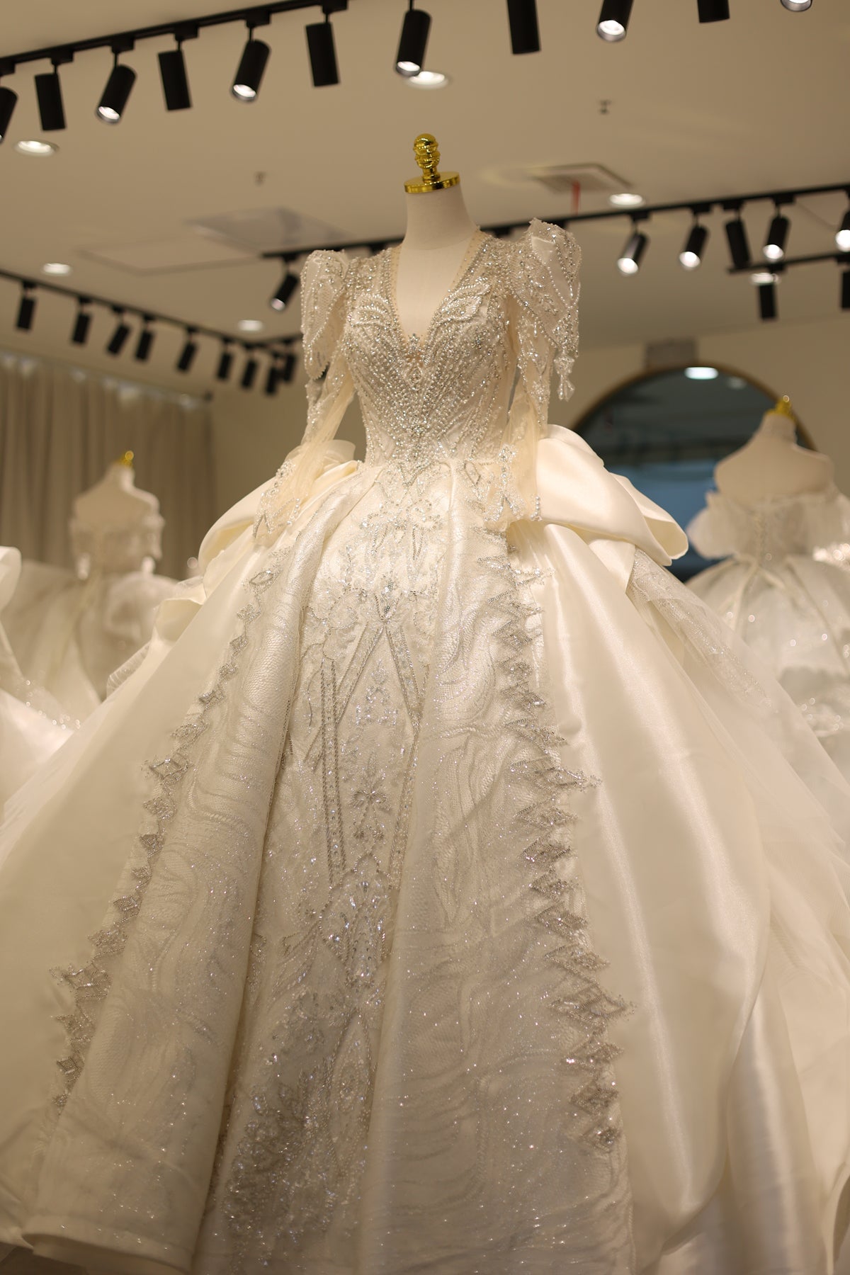 Vintage Satin Ball Gown V-Neck Long Sleeves Wedding Dress RS004