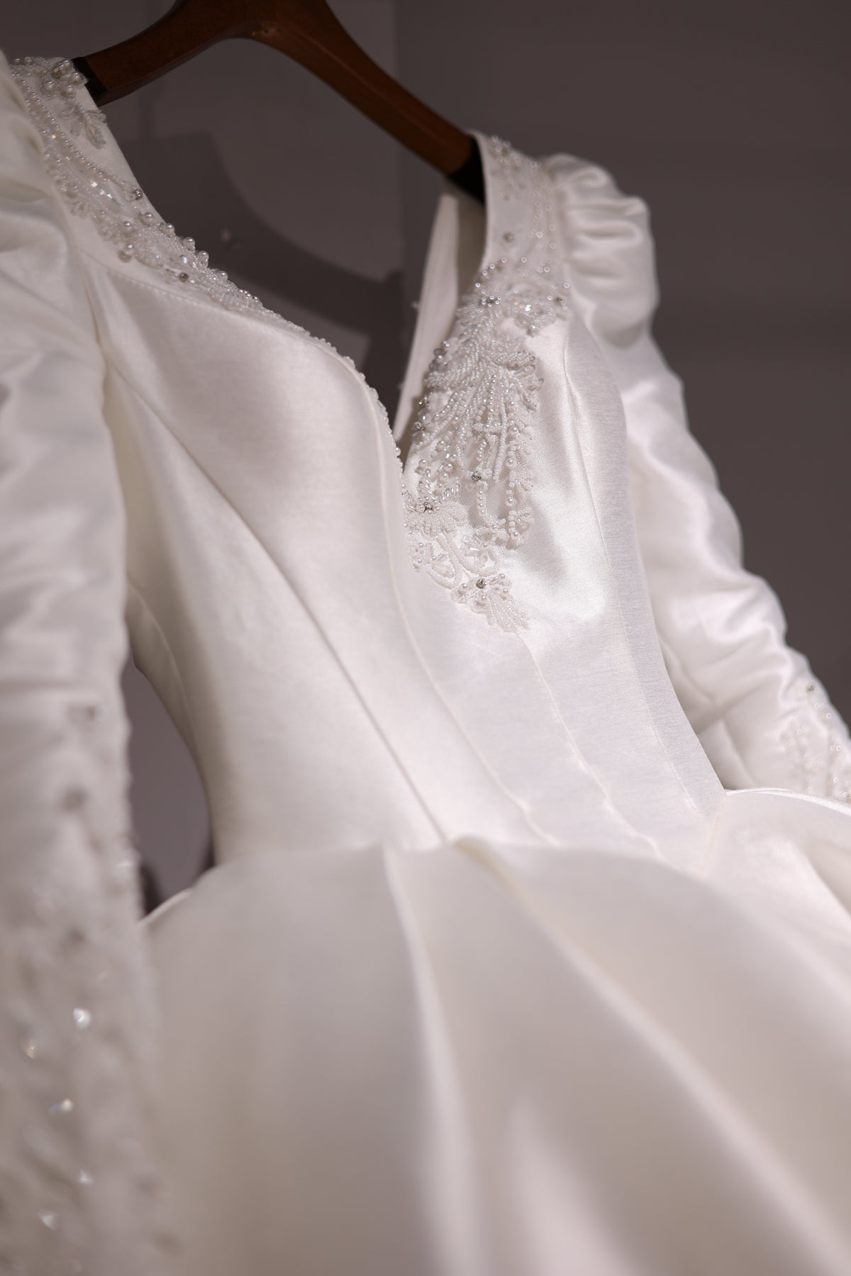 Luxury Off-White Long Sleeves  Ball Gown Wedding Dress RS009