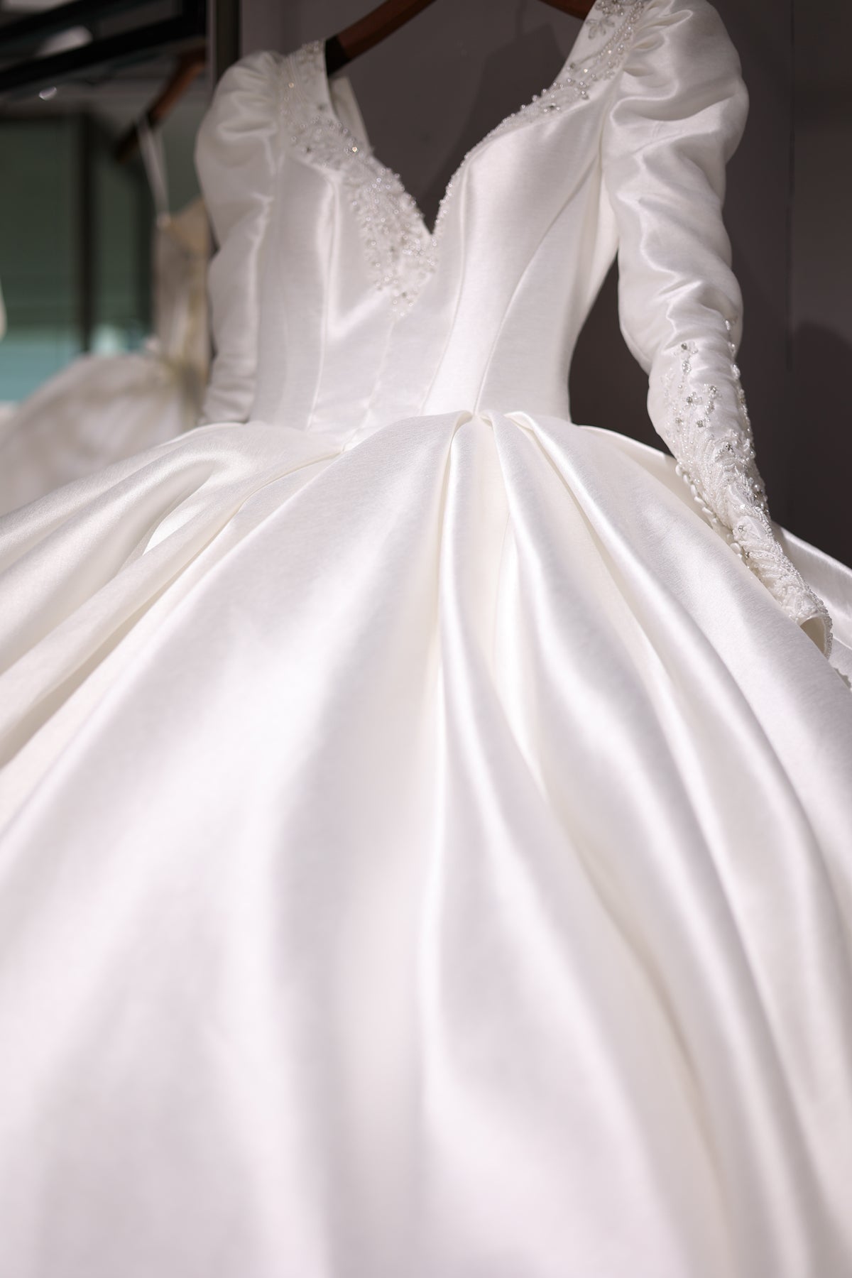 Luxury Off-White Long Sleeves  Ball Gown Wedding Dress RS009