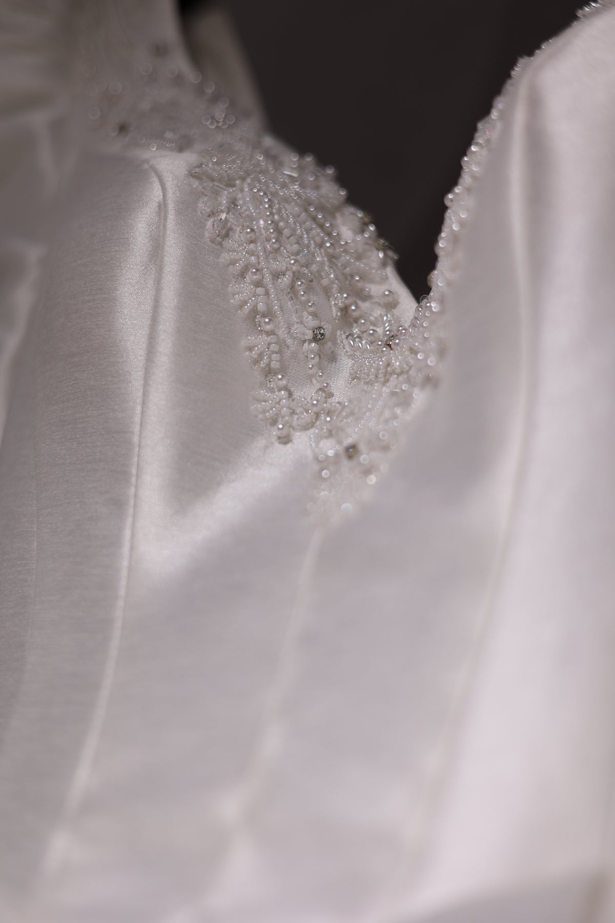 Luxury Off-White Long Sleeves  Ball Gown Wedding Dress RS009