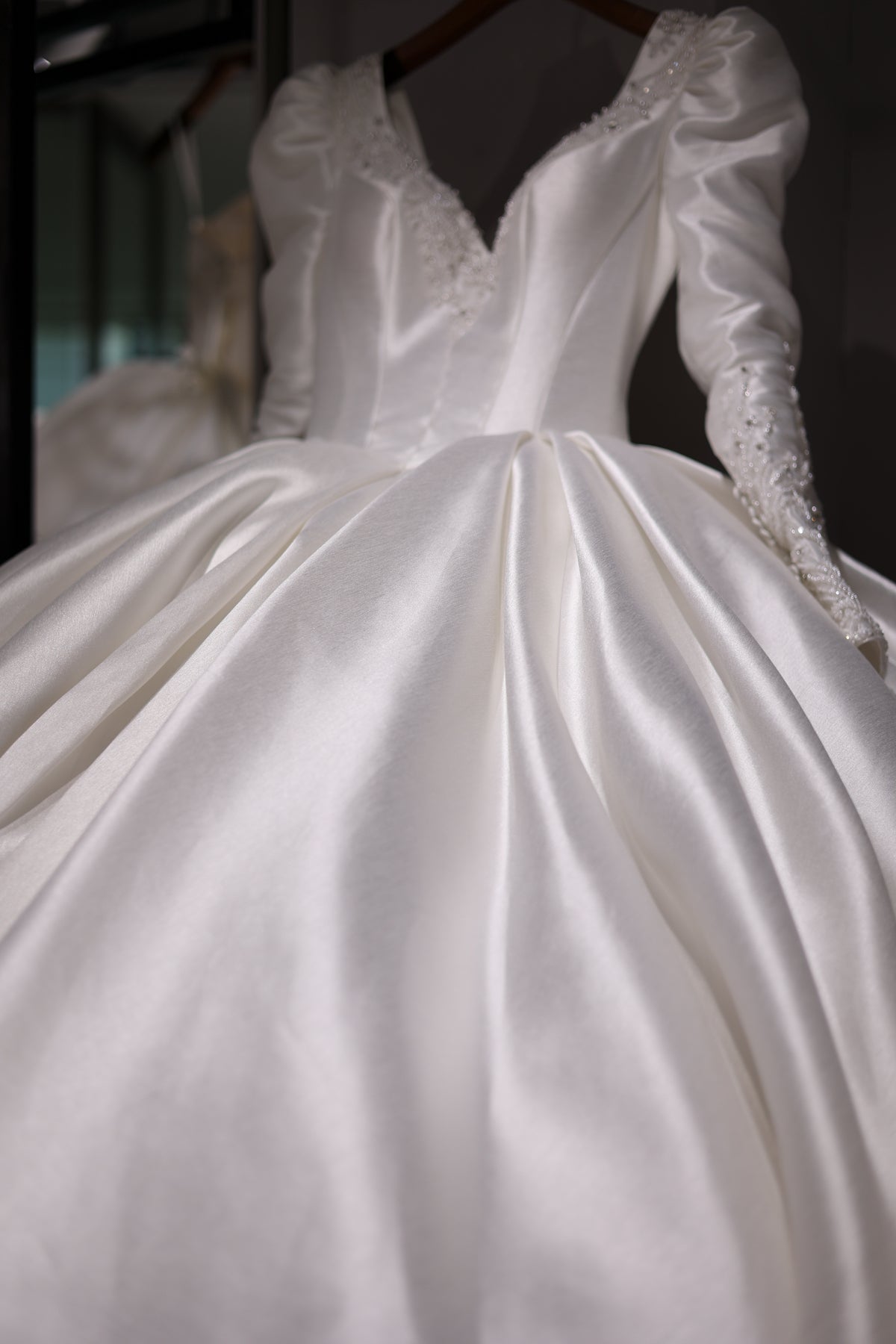 Luxury Off-White Long Sleeves  Ball Gown Wedding Dress RS009