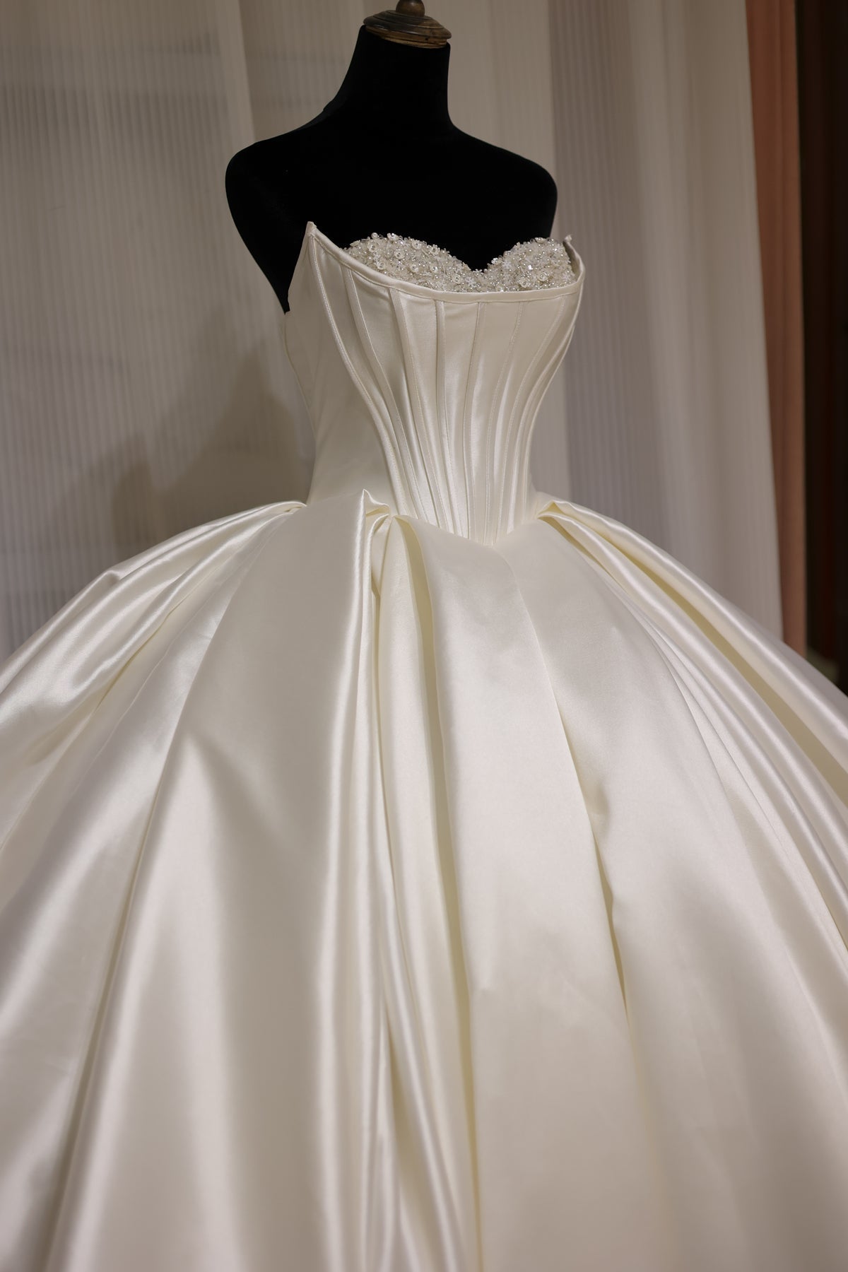 Luxury Pearl Strapless Ball Gown White Wedding Dress RS025