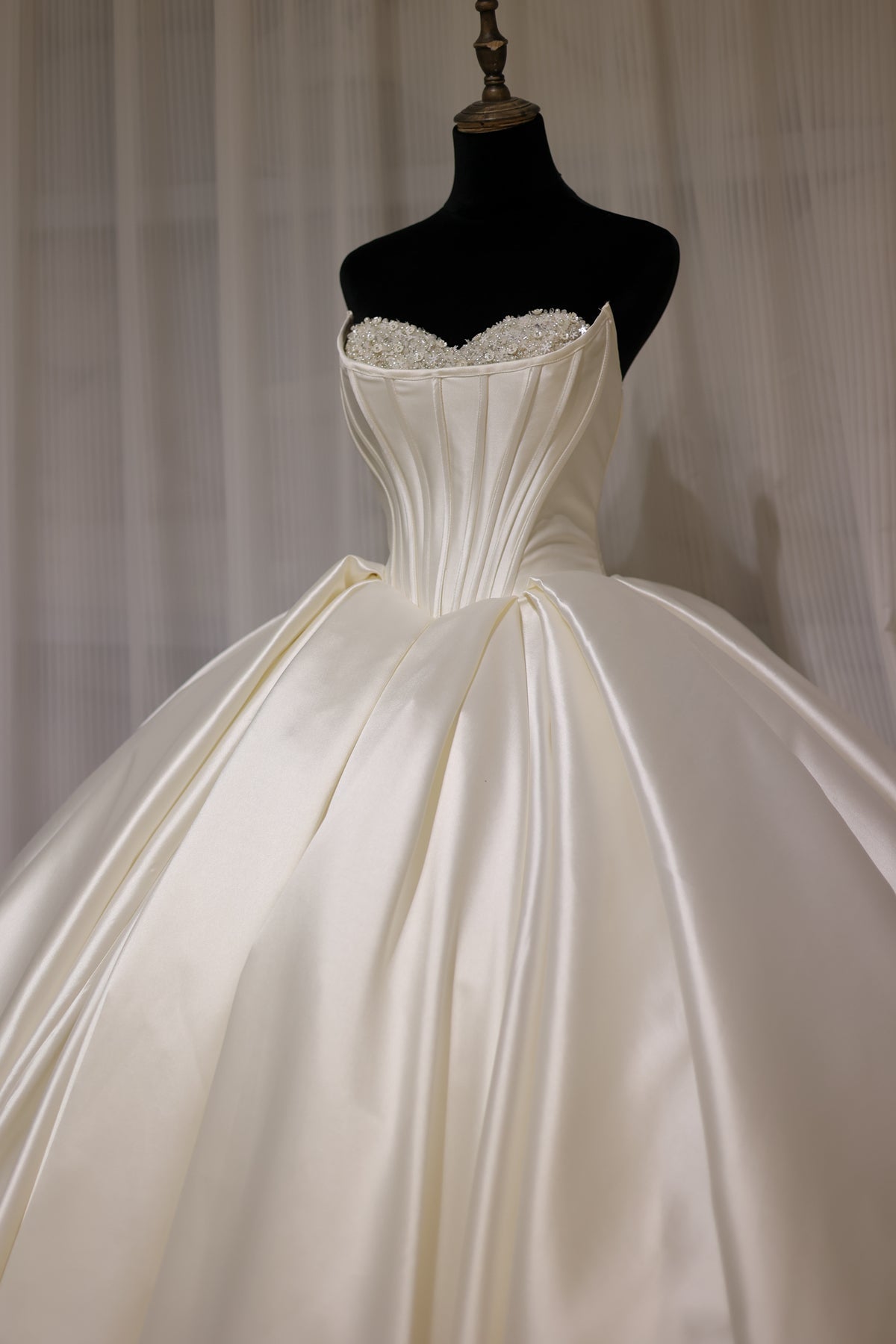 Luxury Pearl Strapless Ball Gown White Wedding Dress RS025