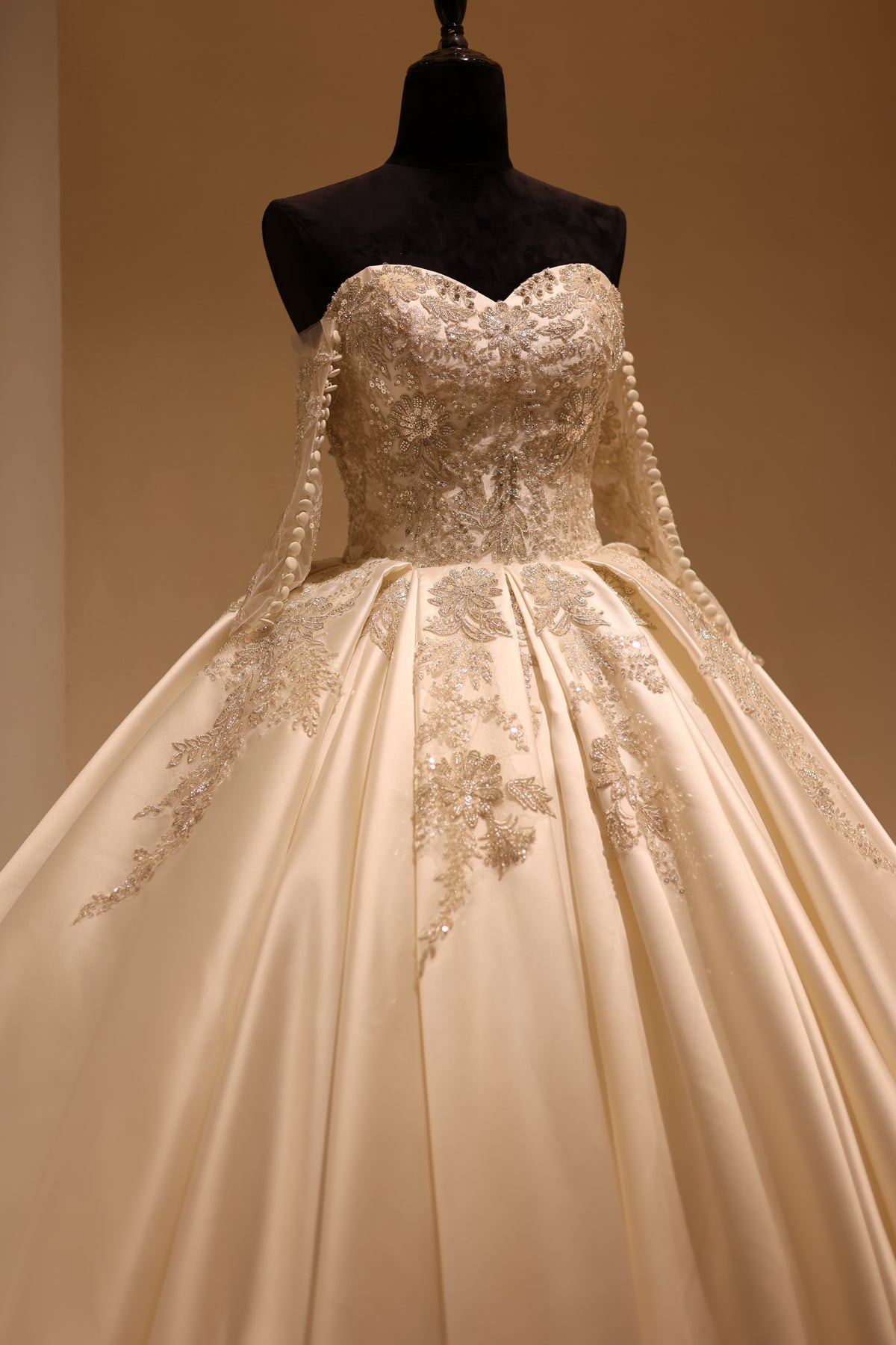 Luxury Sweetheart Satin Ball Gown Wedding Dress RS027