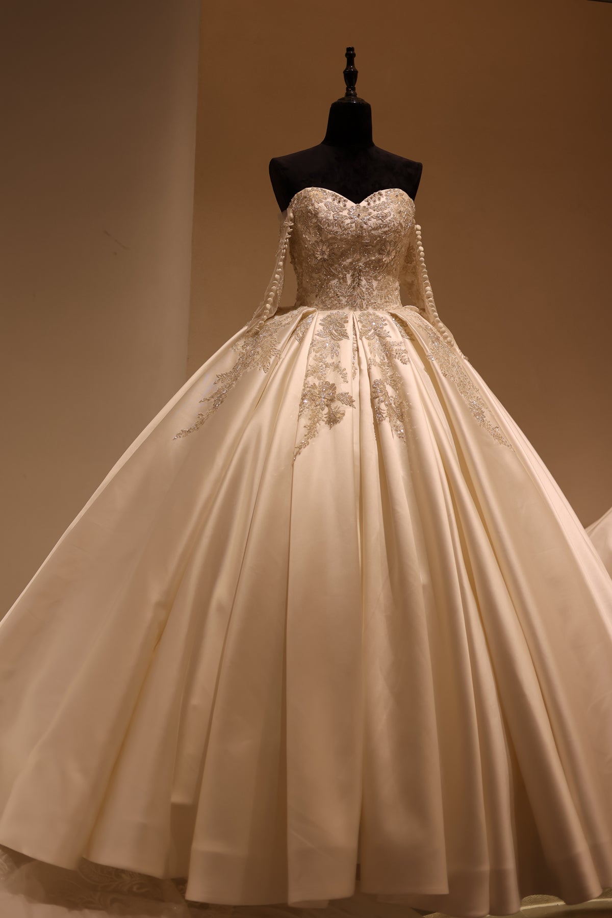 Luxury Sweetheart Satin Ball Gown Wedding Dress RS027