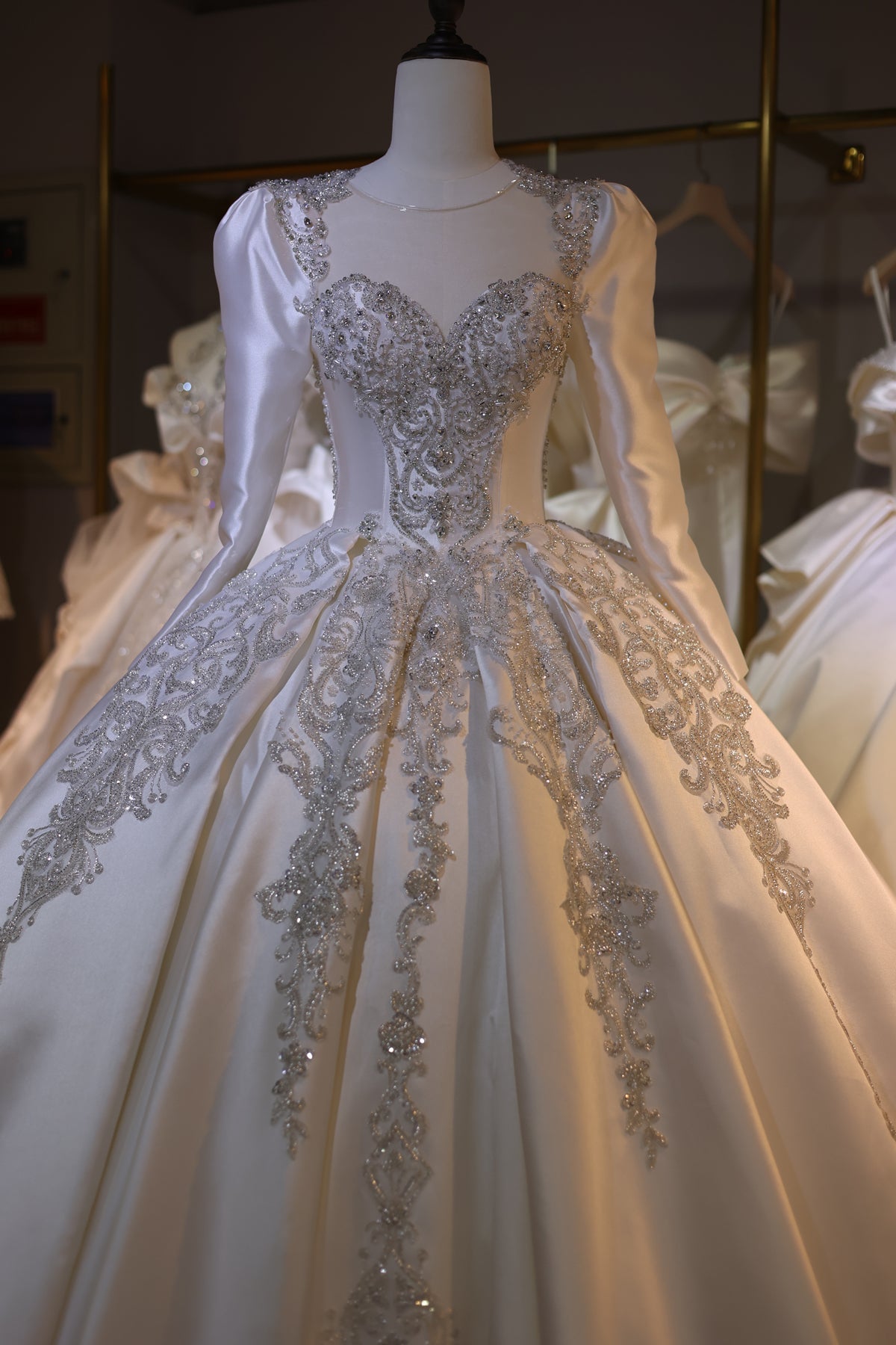 Luxury Off-White Long Sleeve Ball Gown Wedding Dress RS032