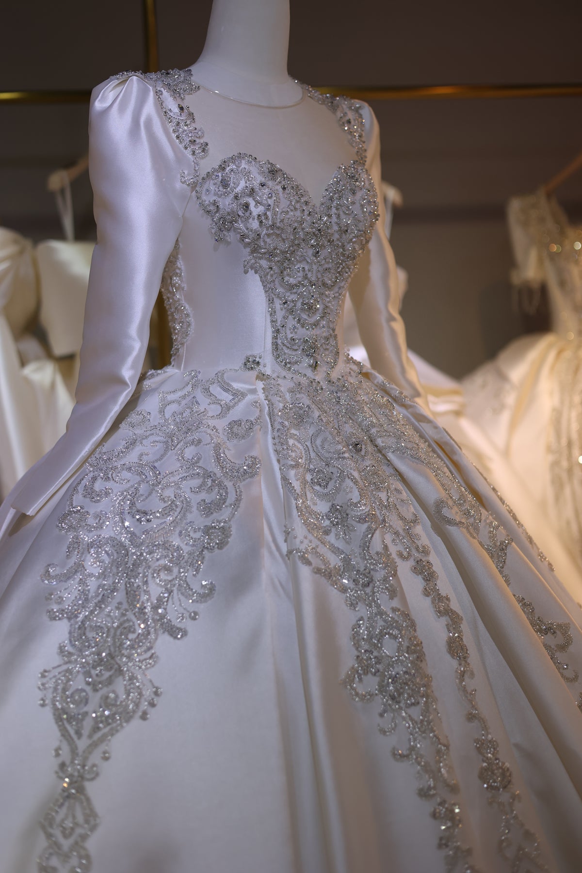 Luxury Off-White Long Sleeve Ball Gown Wedding Dress RS032