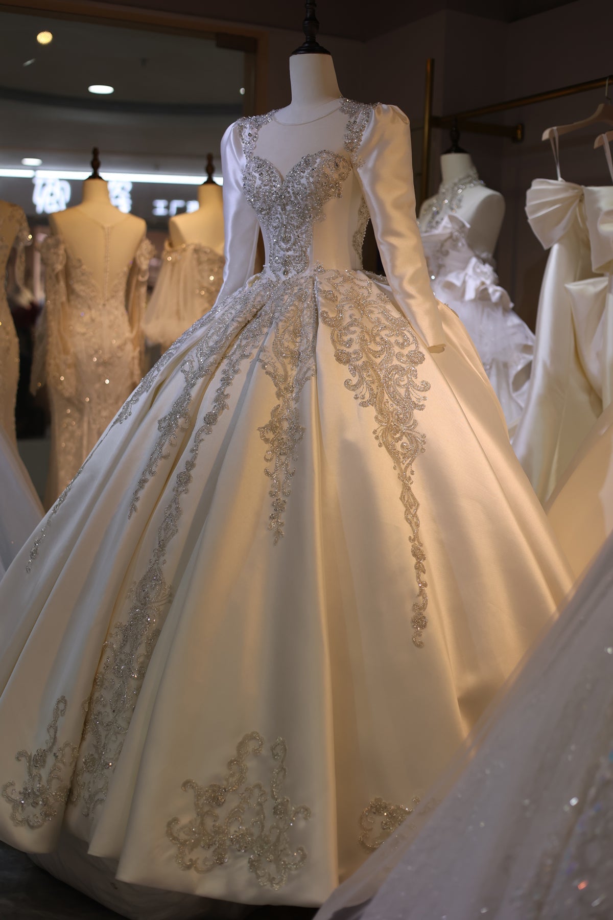 Luxury Off-White Long Sleeve Ball Gown Wedding Dress RS032