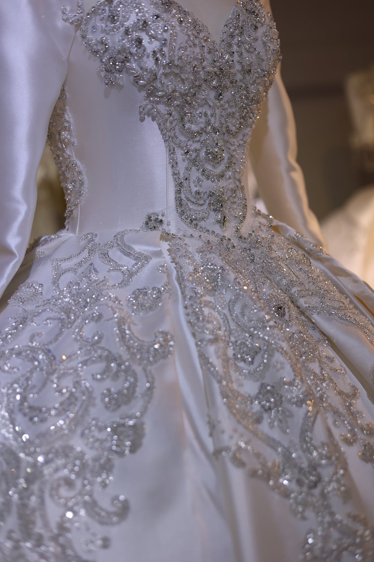 Luxury Off-White Long Sleeve Ball Gown Wedding Dress RS032