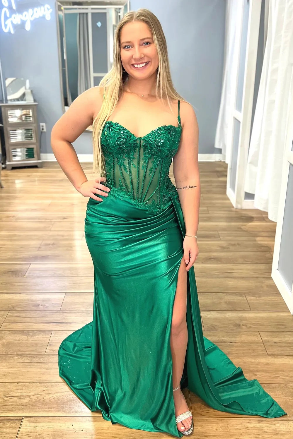 Sheath/Column Silk Spaghetti Straps Green Appliqued Sleeveless Prom Dresses With Split